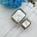 Vue détaillée de la montre couple avec bracelet en silicone blanc et cadran doré. - Cadran Blanc Bracelet Blanc (Hommes)