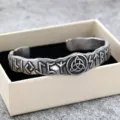Gros plan détaillé du bracelet manchette runique en acier inoxydable Viking avec symbole géométrique. - Style 06404 (Couleur Acier 06404)