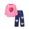 Set felpa rosa e pantaloni della tuta blu scuro per bambini con simpatiche toppe a cuore. - Top E Pantaloni / 2Y(90)