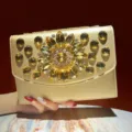 Élégant sac de soirée doré avec motif floral en cristal strass jaune étincelant. - Or