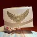 Luxus rosa Strass Abendtasche Clutch mit Goldkette Schultertasche und Flügeln Design. - Champagner