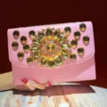 Élégante pochette de soirée rose avec un motif de fleurs en cristal jaune et chaîne. - Rose