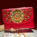 Sac de soirée rouge clutch avec fleurs de cristaux jaunes scintillants et bandoulière. - Rouge
