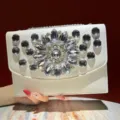 Élégante pochette de soirée blanche en strass avec motif de fleur en cristal et chaîne. - Blanc
