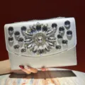 Sac de soirée argenté en cristal avec design floral scintillant et bandoulière chaîne. - Argent