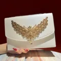 Luxus weiße Strass-Clutch Tasche mit goldener Kristall Schmetterling Flügel für Damen. - Weiß