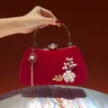 Borsa da sera in velluto rosso, manico dorato, fiore di perla e nappa per festa e banchetto. - Rosso