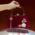 Borsa da sera vintage in velluto rosso con fiore di perla e manico tondo dorato. - Borgogna