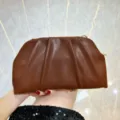 Καφέ πτυχωτή τσάντα clutch για γυναίκες, κομψή τσάντα ώμου με απαλό δερμάτινο φινίρισμα. - Καφέ