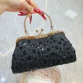 Sprankelende pailletten avondtas clutch handtas met gouden handvat en elegant bloemdesign. - Zwart