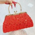 Rode pailletten avondtas met metalen handvat en beugelsluiting, perfect voor formele feestjes. - Rood