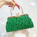 Groene pailletten avondtas clutch met gouden metalen handvat en kliksluiting voor feestjurk. - Groen