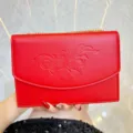 Borsa a tracolla con catena in ecopelle rossa e raffinato design floreale per donne. - Rosso