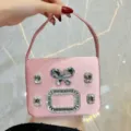 Elegante borsa da sera in raso rosa con farfalla di cristallo e fibbia in strass. - Rosa