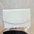 Borsa a tracolla in pelle bianca chic, elegante borsetta goffrata per donne moderne. - Bianco