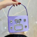 Borsa da sera in raso viola con fibbia in cristallo e design a farfalla chic ed eleg. - Viola