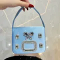Elegante borsa da sera in raso azzurro con strass e fibbia in cristallo, borsetta da festa. - Blu