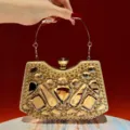 Bolso de noche dorado con pedrería brillante y asa de metálica para fiestas de mujeres. - Dorado