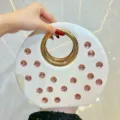Sac de soirée rond blanc avec poignée anneau doré et strass rose, pochette élégante de fête - Blanc