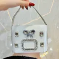 Elegante silberne Satin Abendtasche mit glänzender eleganter Strass Schnalle für schöne Partys. - Silber