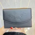 Borsetta a tracolla in pelle nera con catena, elegante design floreale goffrato versatile. - Nero