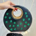 Sac de soirée rond noir avec poignée anneau doré et strass verts pour robe de fête. - Noir - Zircon Vert