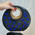 Sac de soirée rond noir avec poignée ronde dorée et strass bleus pour robe de fête. - Noir-Pierre Bleue
