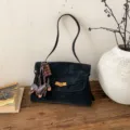 Vintage zwarte suède handtas voor dames, elegante schoudertas met schattige hondenbedel en slot. - Met Hanger / L / Zwart