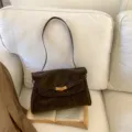 Vintage bruine suède schoudertas voor dames, elegante forenzen handtas met metalen sluiting. - Zonder hanger / L / Bruin