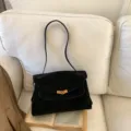 Vintage zwarte suède schoudertas voor dames, elegante casual handtas met stijlvolle sluiting. - Zonder hanger / L / Zwart