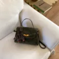 Donkergroene retro suède handtas met teckel bedel, elegante en stijlvolle schoudertas. - Met Hanger / S / Groen