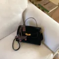 Retro suède dames handtas met schattige teckel hanger, stijlvolle casual schoudertas. - Met Hanger / S / Zwart