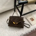 Retro bruine suède handtas met metalen sluiting en stijlvol crossbody tasontwerp. - Zonder hanger / S / Bruin