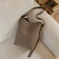Classica borsa a secchiello in ecopelle con interno capiente e tracolla regolabile. - Grigio Senza Ciondolo