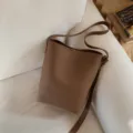 Borsa a secchiello marrone rétro in pelle da donna, grande shopper tracolla elegante - Marrone senza ciondoli