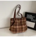 Vintage brown plaid tote bag for women, large capacity casual shoulder handbag daily commuting. - Brown