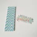 Pajitas de papel a rayas azules y blancas con bonitos adornos de unicornio para fiestas. - Estilo Punto de Pegamento de Unicornio / Rayas Azules