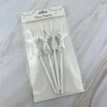Primer plano de pajitas de papel desechables con decoración de cola de sirena de lentejuelas. - 1 Pza 6x197mm / Blanco Perlado + Cola de Sirena Blanca