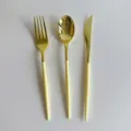 Close-up detailweergave van verguld plastic wegwerpbestek met elegante handvatten. - Gouden Vork / Lichtgeel Handvat (1st)