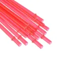 Gedetailleerd overzicht van rode herbruikbare plastic rietjes met ringontwerp, lang. - Rood 12 Stuks + 1 Borstel