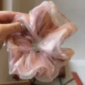 Roze organza haarscrunchie voor vrouwen, schattige paardenstaarthouder en elegante haaraccessoire. - Roze