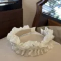 Gedetailleerd overzicht van de witte geplooide haarband met fijne kristallen en stof. - Broken Wit