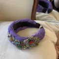 Retro lila geflochtener Strass Blumen Haarreif breiter Barock Haarreif Detailansicht. - Lila