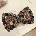Gros plan détaillé d'une pince à cheveux nœud en strass étincelant montrant une taille exquise. - Multicolore Spécial