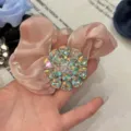 Chouchou de cheveux en organza rose avec un grand centre floral en strass de cristal scintillant. - Blanc AB