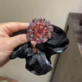 Chouchou de cheveux en satin noir élégant avec fleur en strass rose pour un style quotidien chic. - Rouge