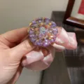 Chouchou à cheveux en strass étincelant en détail, élégant support de queue de cheval rose. - Rose