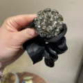 Chouchou de cheveux en satin noir avec strass, attache queue de cheval élégante. - Gris