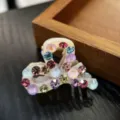 Vista detallada de la pequeña pinza de pelo de strass con cristales coloridos y brillo - Multicolor