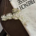 Transparente Blumen Acryl Haarklammer mit Perlen für Damen elegante Frisur Styling. - Weiß